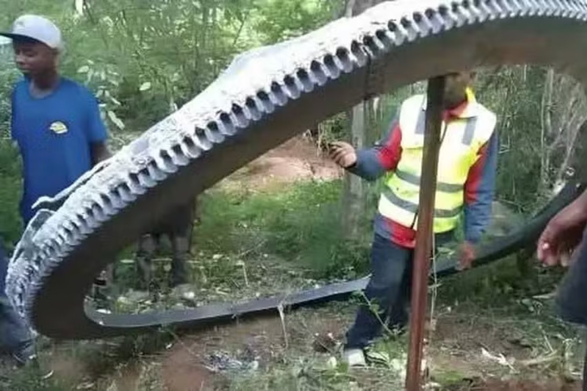 Anel de metal queimado que pesa 500 kg cai do céu e deixa moradores de vila no Quênia assustados