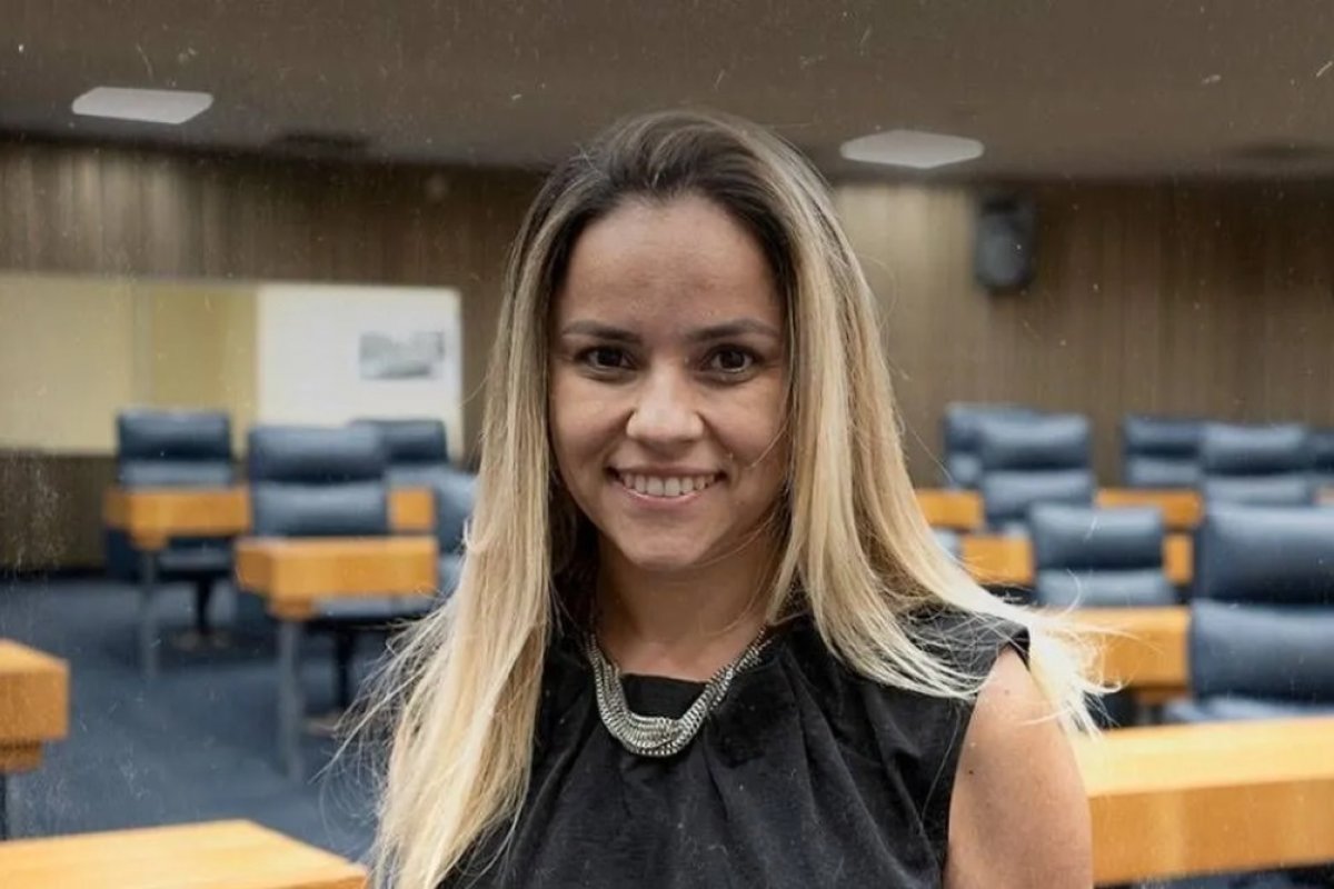 Vereadora leva privada, pias e chuveiro de gabinete em SP após não se reeleger