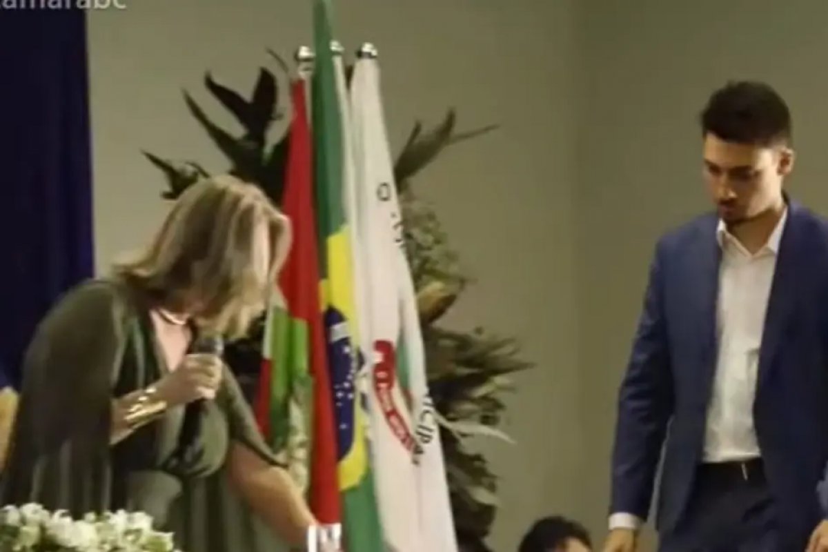 Vídeo: filho de Bolsonaro é ovacionado durante posse como vereador de Balneário Camboriú