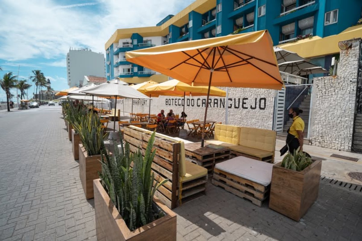 Funcionária de restaurante em Salvador fica gravemente ferida após acidente com fogo