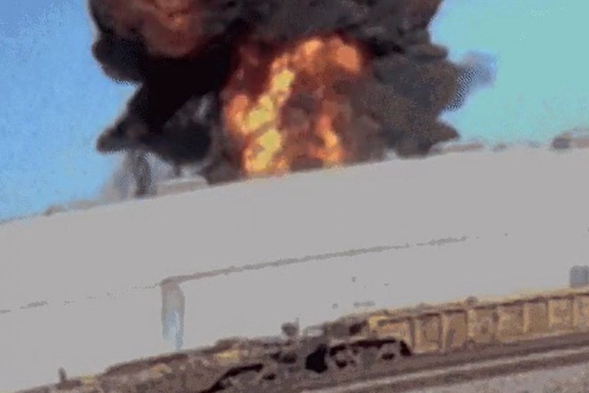 Avião de pequeno porte cai sobre galpão em Fullerton, na Califórnia