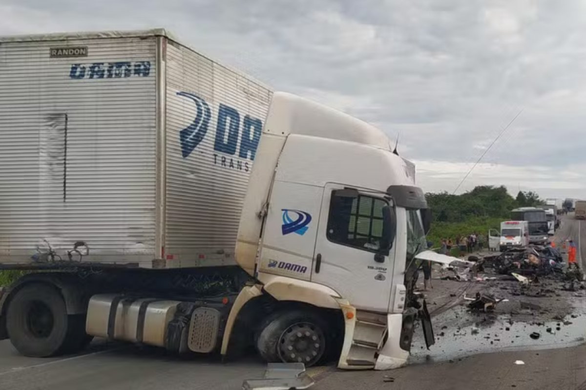 Batida entre caminhão e carro deixa quatro mortos no sudoeste da Bahia
