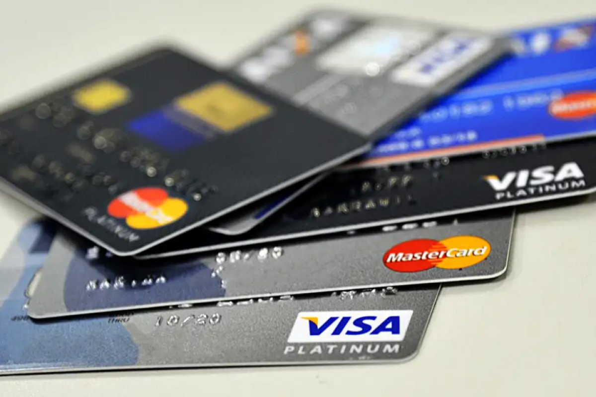 Imposto para compras no exterior com cartão de crédito recua para 3,38% em 2025