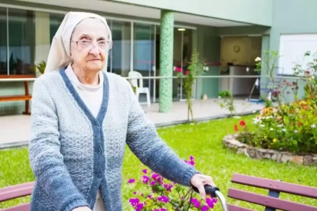 Brasileira de 116 anos se torna pessoa mais velha do mundo, diz instituto