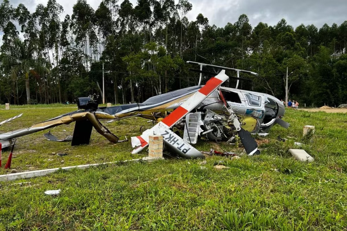 Helicóptero cai com cinco pessoas a bordo em SC e deixa dois feridos
