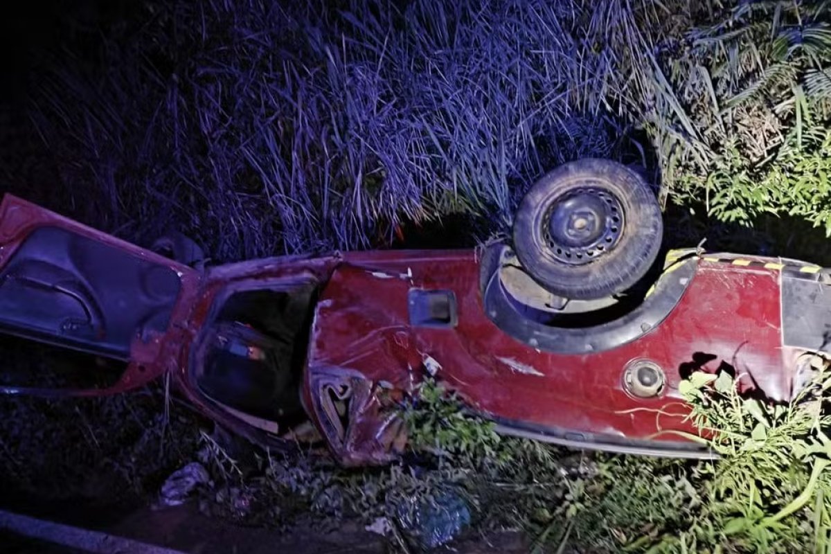 Batida entre carros deixa dois mortos e três feridos no sudoeste da Bahia