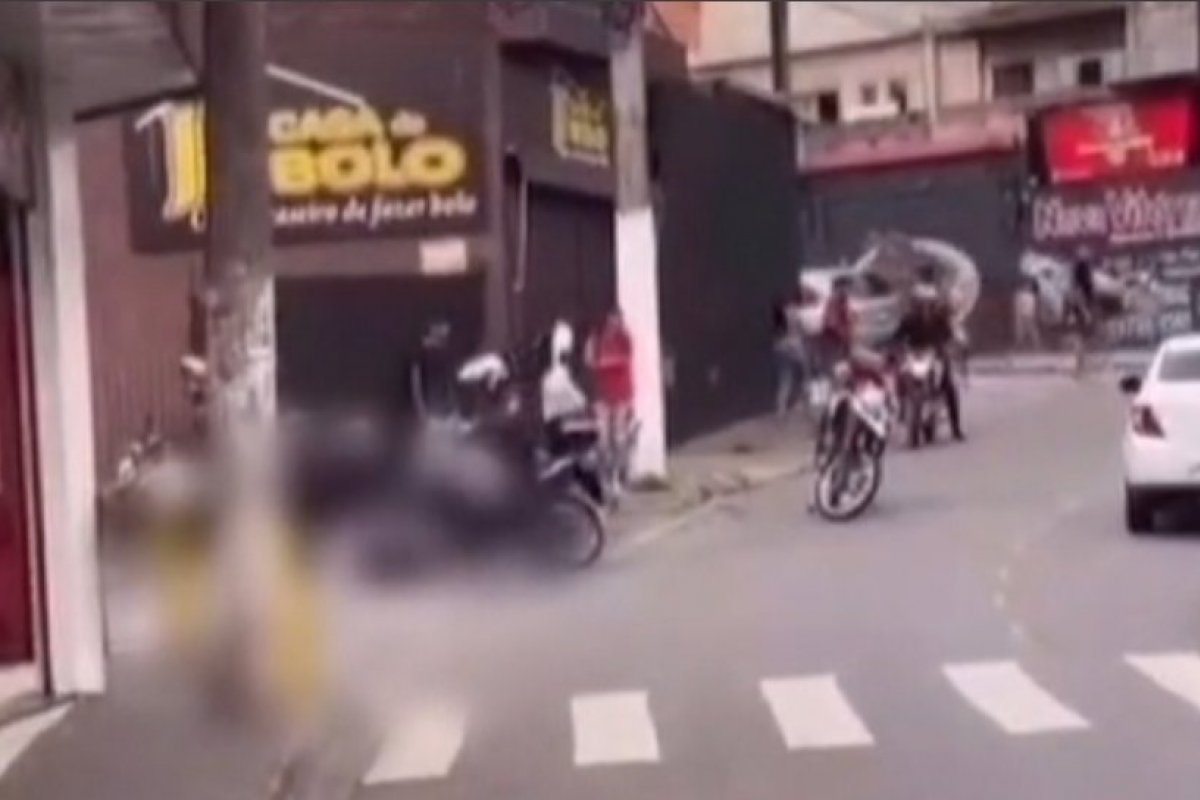 Vídeo: homem é arrastado no asfalto por PMs durante abordagem em SP