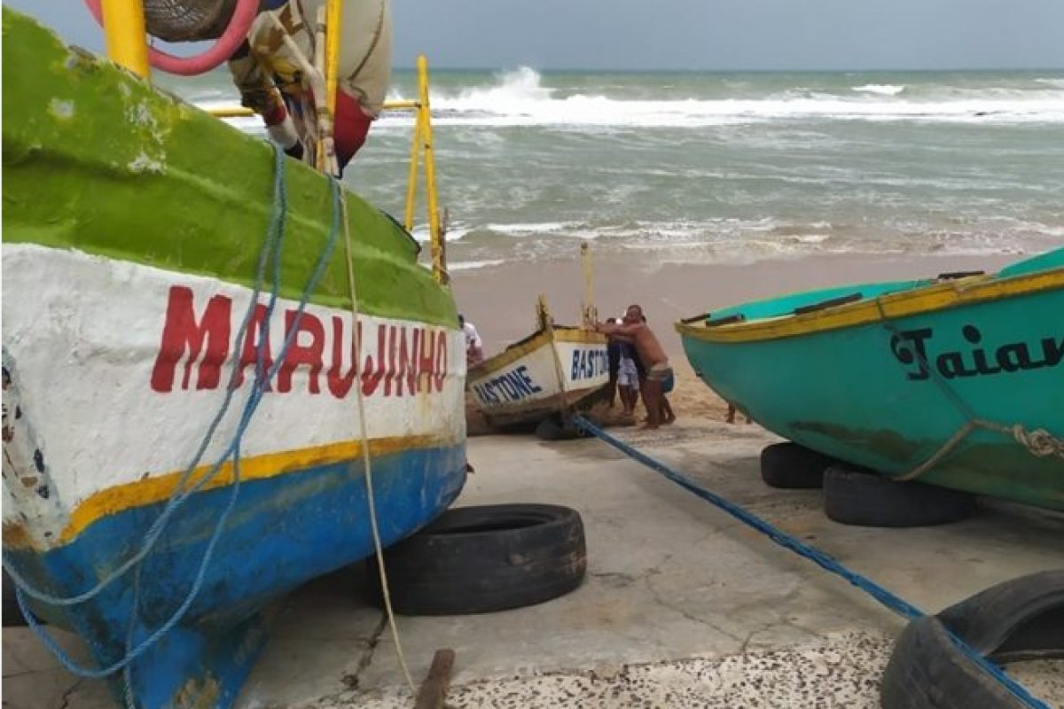 Pescadores de Arembepe recebem dinheiro para conserto de embarcações 