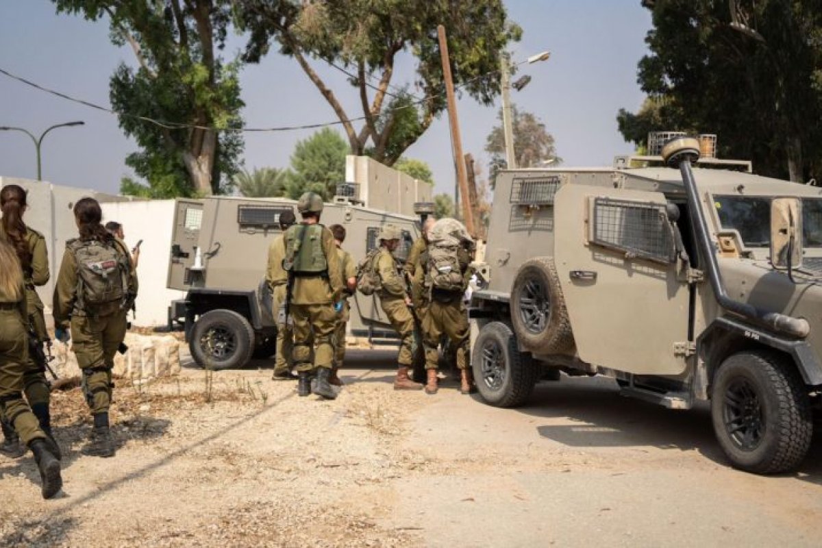 Soldado israelense deixa o Brasil após se tornar alvo da Justiça; homem estava na Bahia