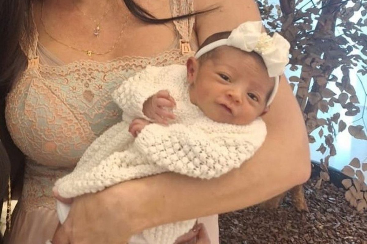 Filha de Zezé Di Camargo e Graciele Lacerda aparece sorrindo em foto!