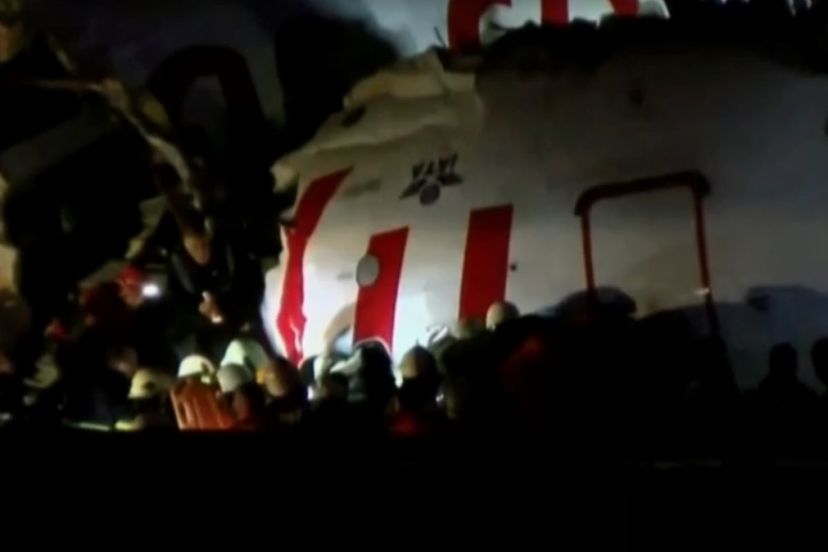 Avião se parte em três ao aterrissar em aeroporto na Turquia