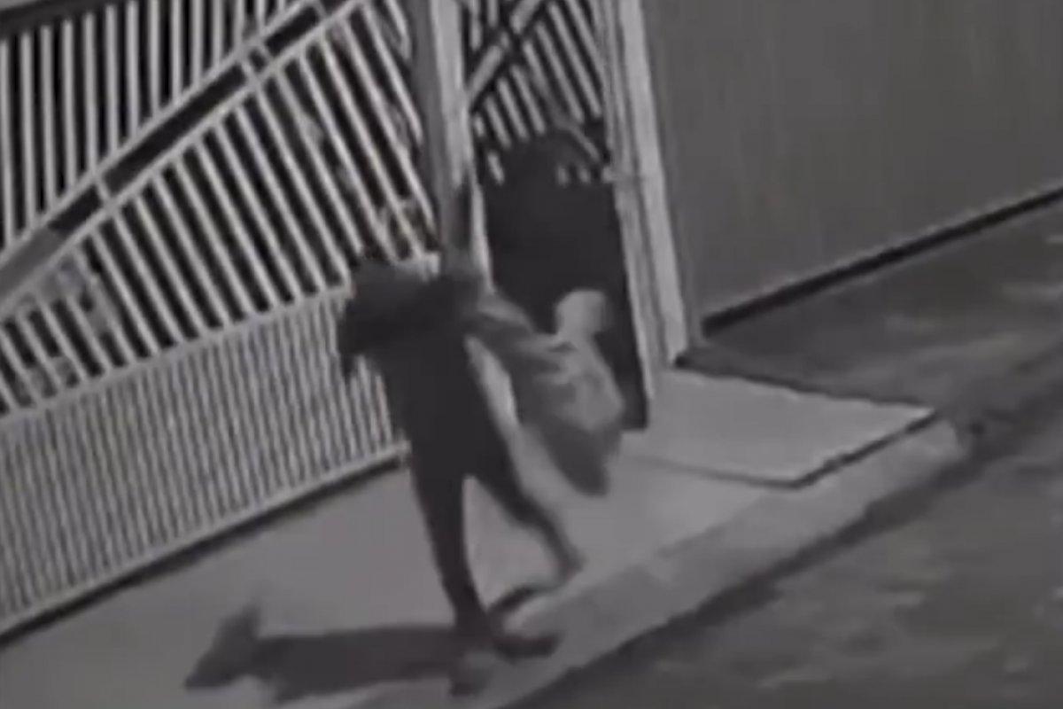 Vídeo: Ladrão furta roupas no varal com guarda-chuva no DF