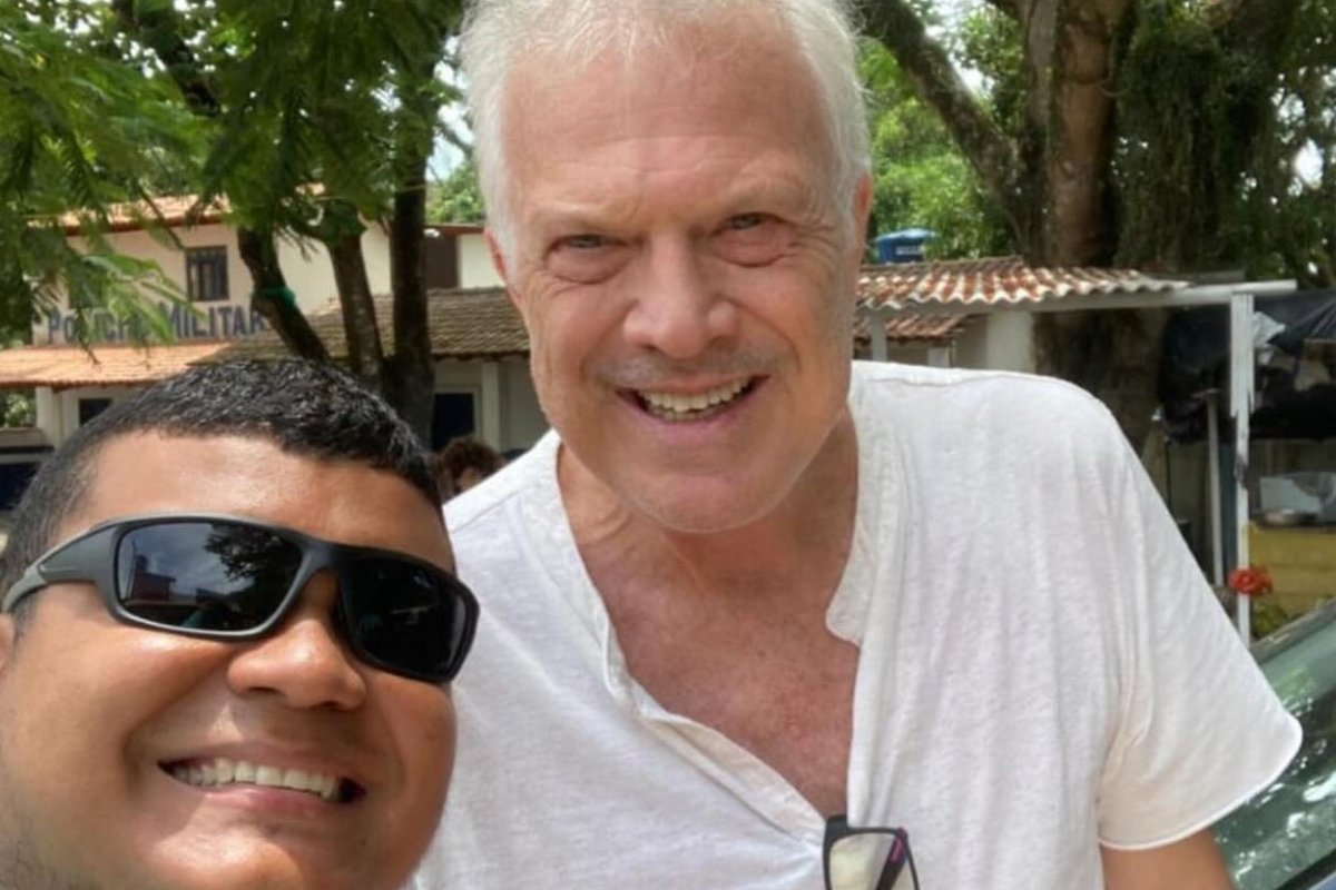 Pedro Bial curte o Sul da Bahia com a família e é tietado por fãs!