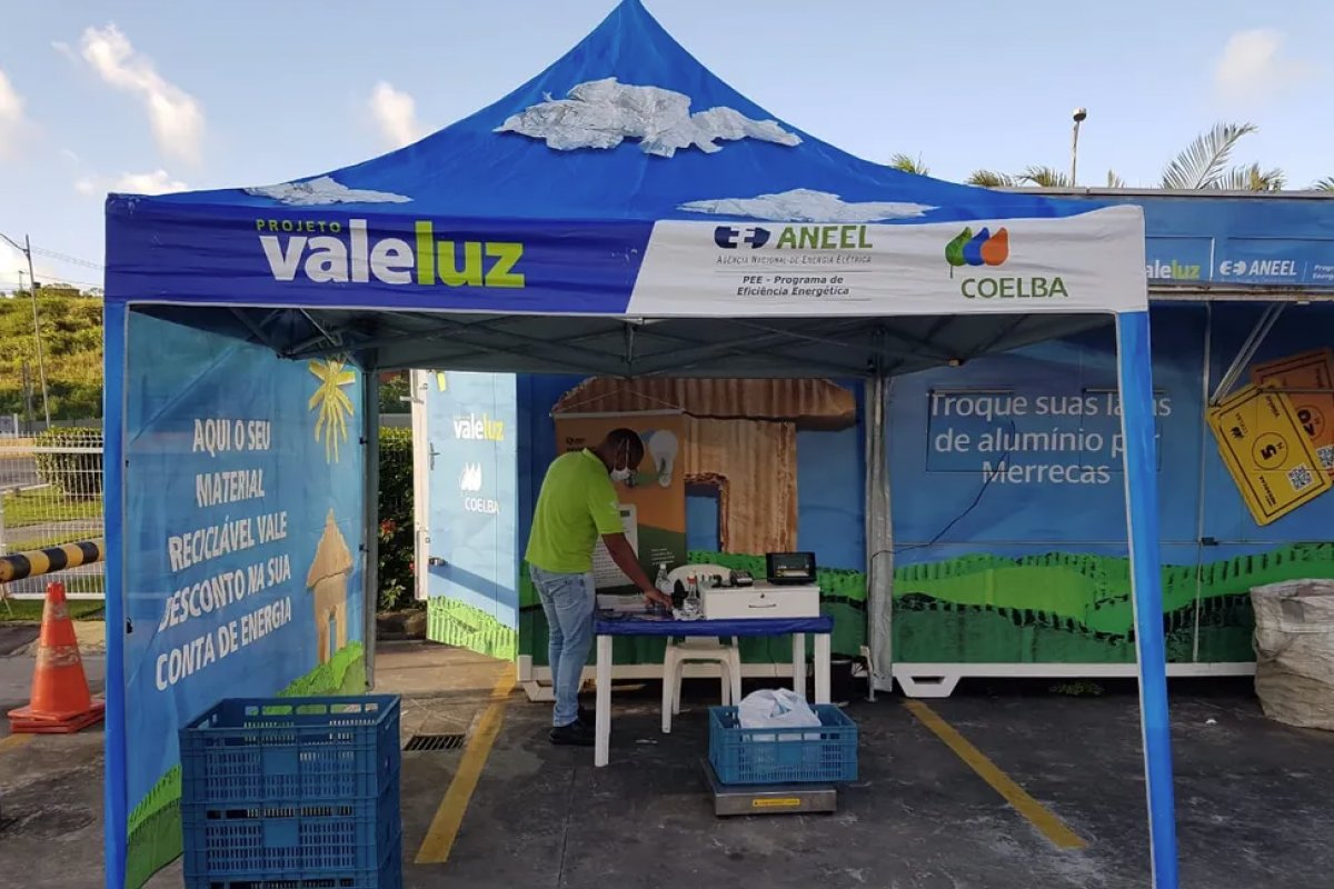 Projeto da Coelba oferece desconto na conta de energia em troca de materiais recicláveis em Salvador