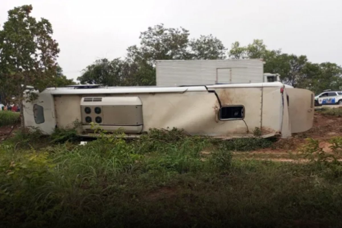 Sete pessoas morrem e 15 ficam feridas após ônibus tombar no Piauí