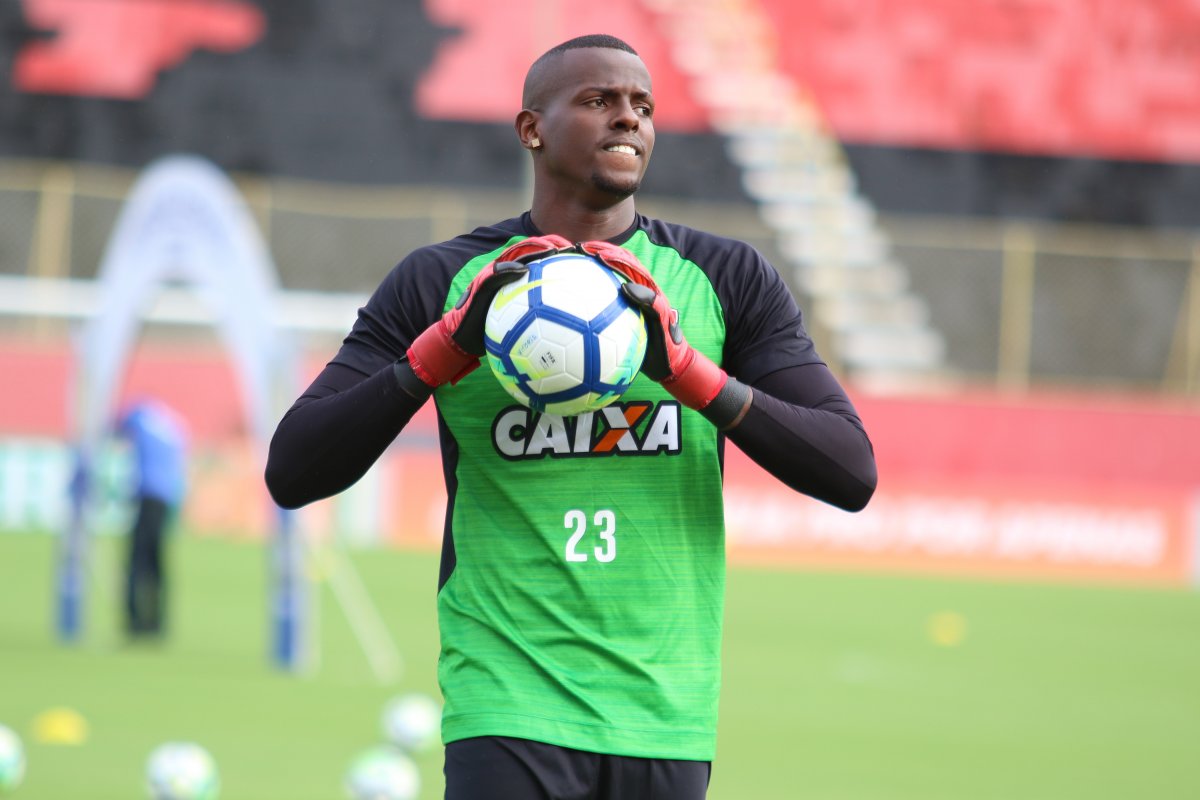 Goleiro Caique é afastado do elenco principal e passa a treinar separado
