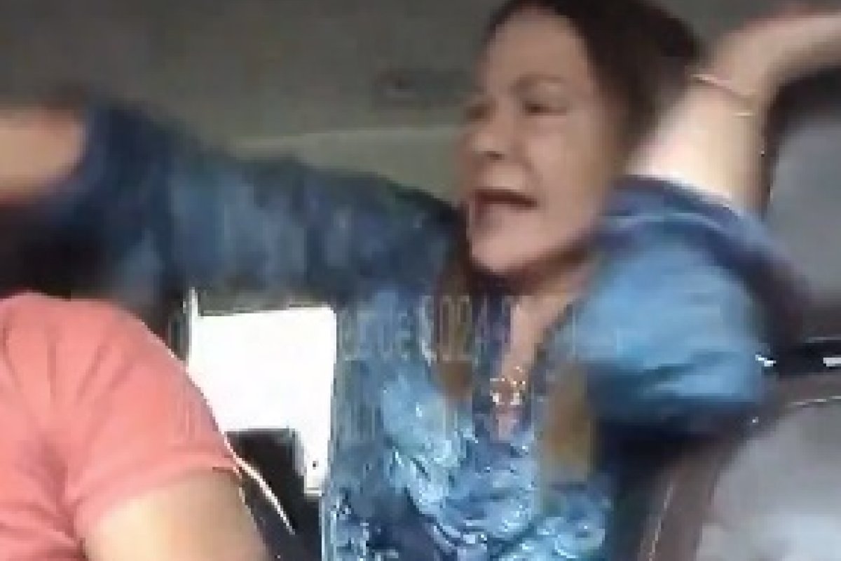 Vídeo: Passageira em fúria agride motorista de aplicativo em Salvador