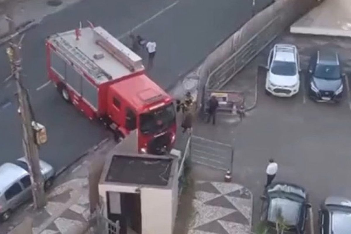 Princípio de incêndio atinge telhado do Teatro Castro Alves, em Salvador