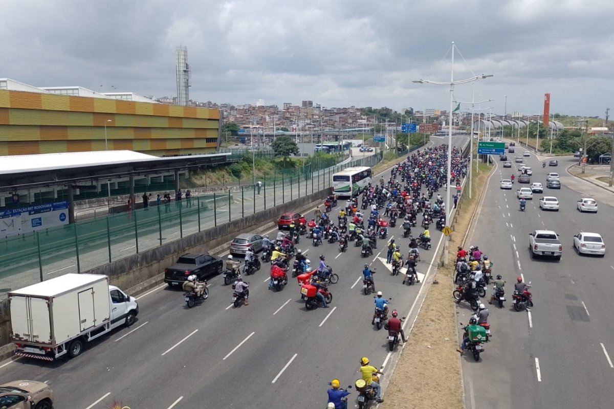 Vídeo: Motociclistas bloqueiam trânsito e pedem mais segurança em manifestação
