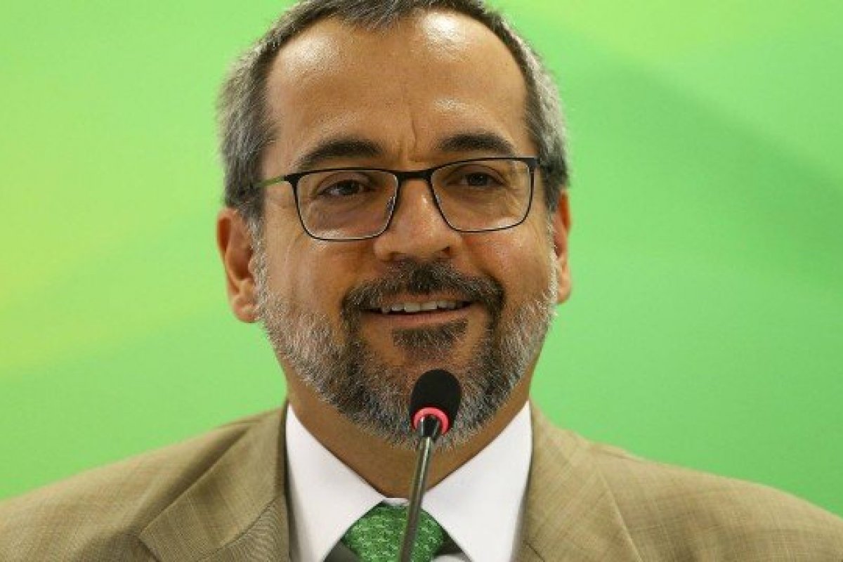 Parlamentares apresentam pedido de impeachmeant contra ministro da Educação