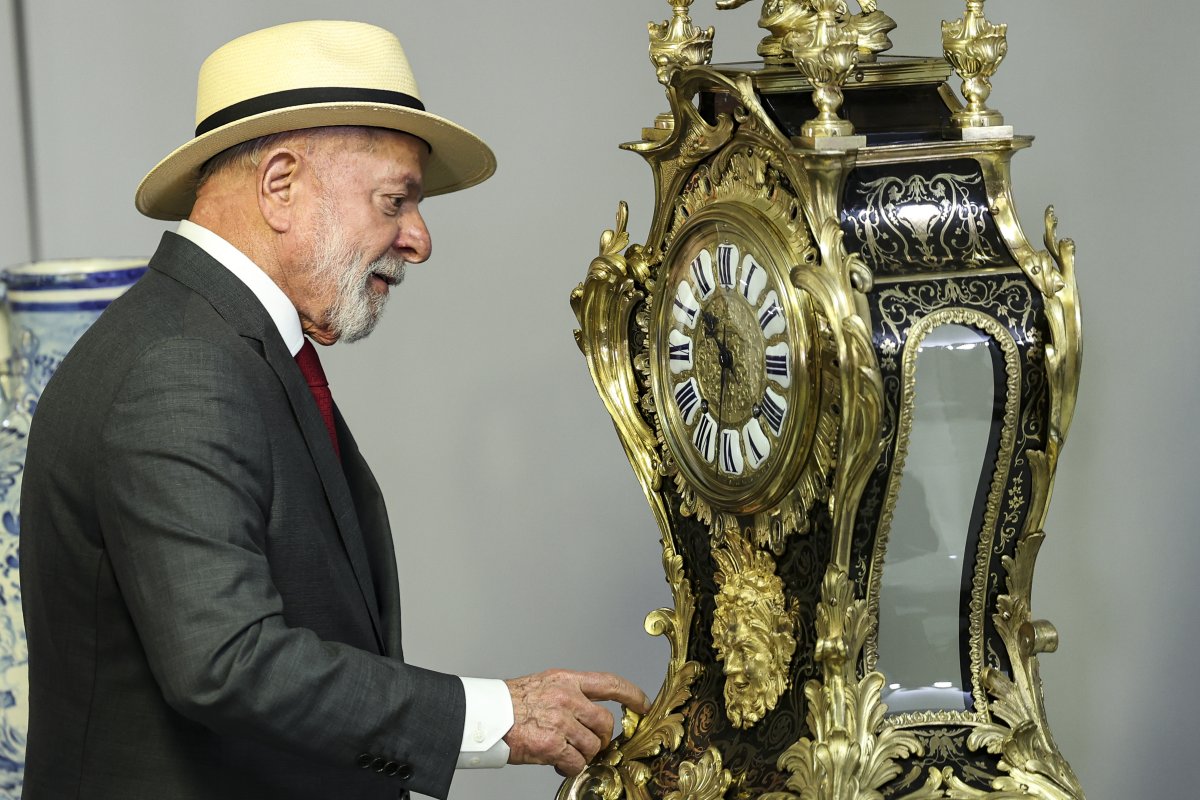 Lula inicia sequência de eventos sobre 8/1 e apresenta relógio restaurado de dom João 6º