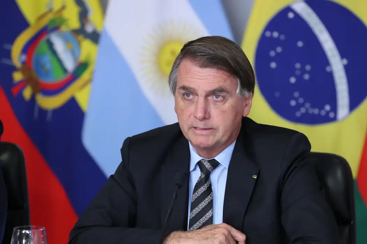 Bolsonaro rebate declaração de Lula sobre amantes: “Sou apaixonado pela minha esposa”