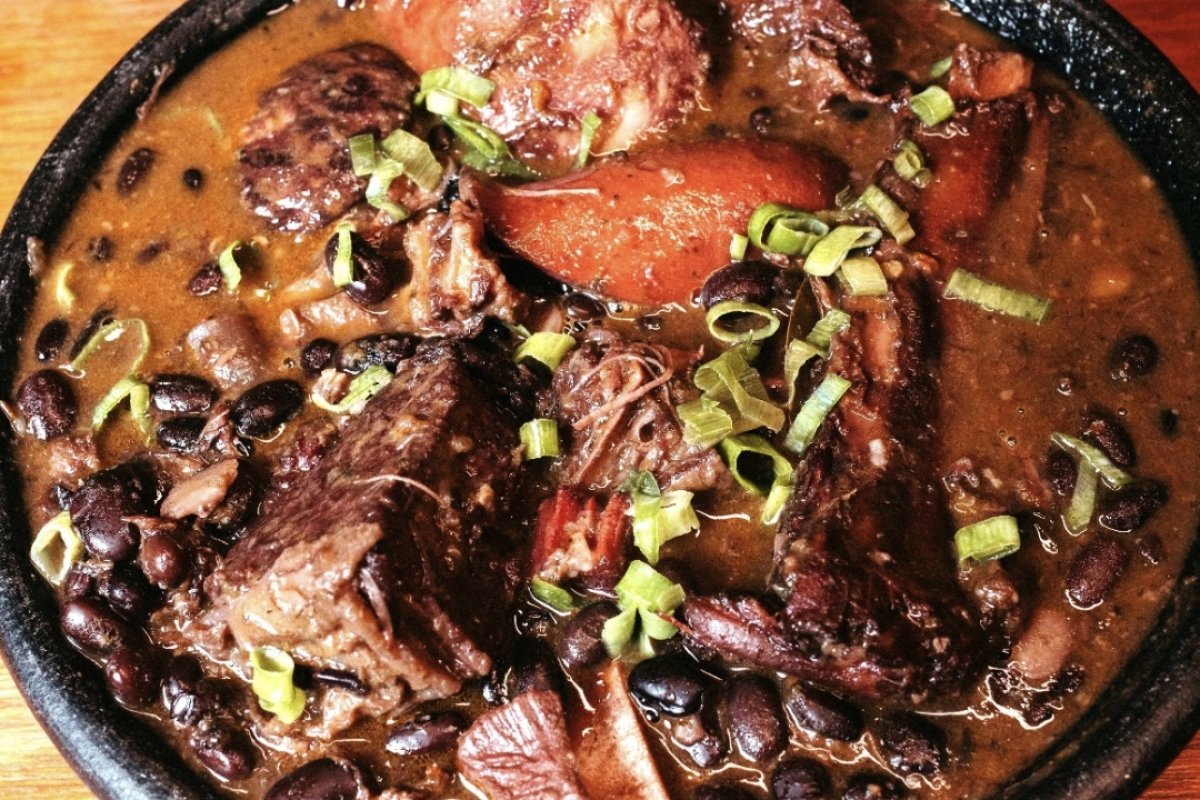 Casa de Farinha inicia o ano com feijoada e samba!