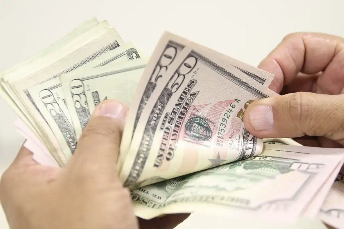 Dólar se mantém a R$ 6,10 após tarifas de Trump no radar