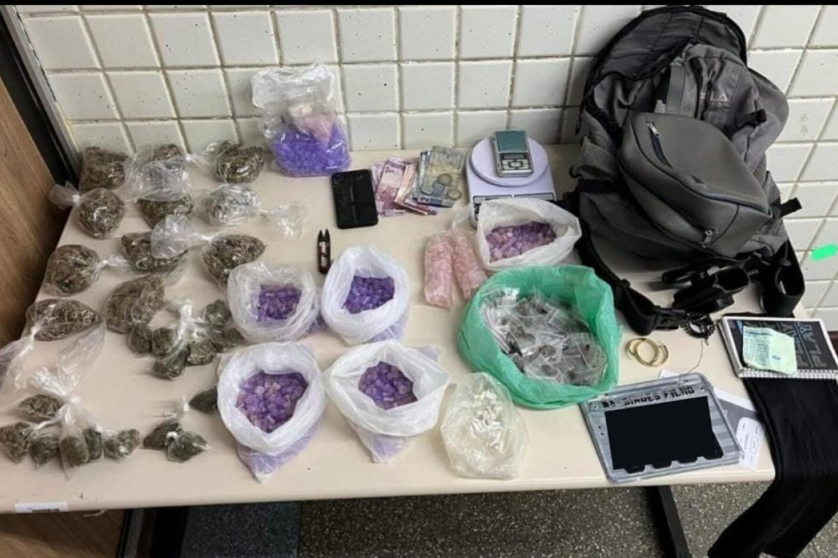 Duas pessoas são presas com mais de mil porções de drogas em bairro de Salvador