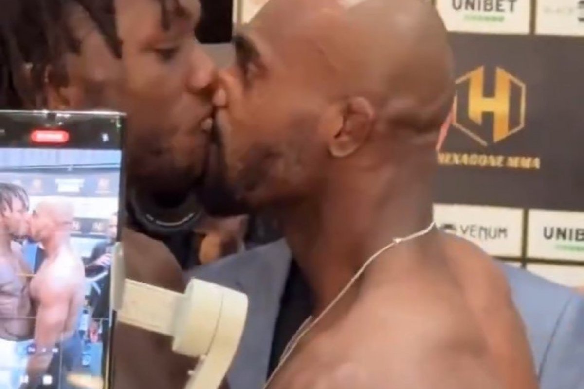 Vídeo: Lutadores se beijam em encarada no evento de MMA