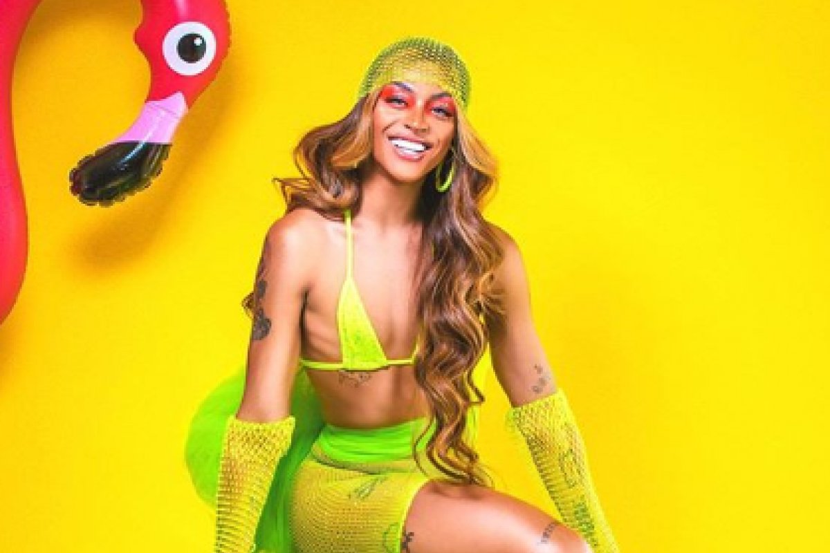 Pabllo Vittar desfila com trio sem cordas em Salvador