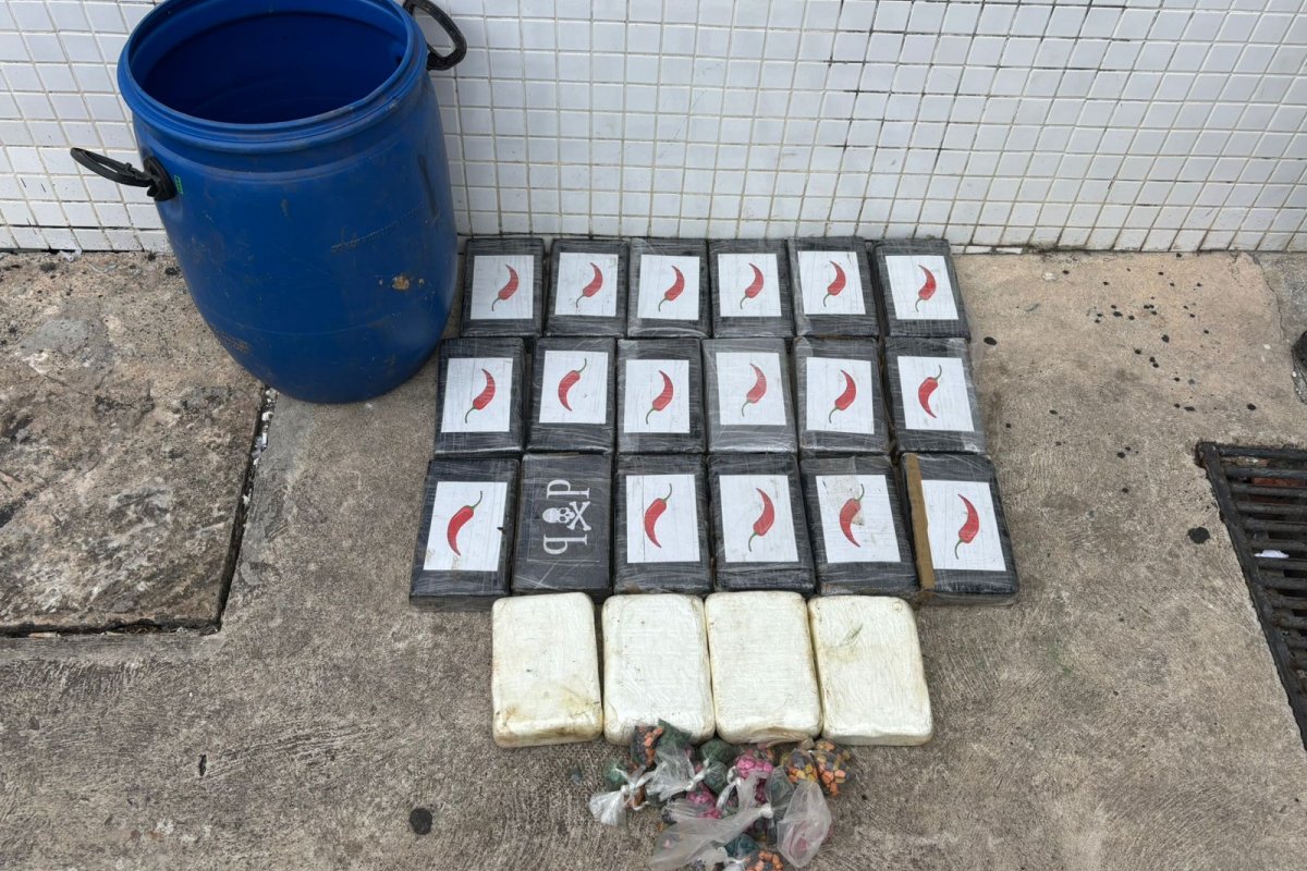 Vídeo: PM apreende cocaína e maconha no bairro do Lobato, no subúrbio de Salvador