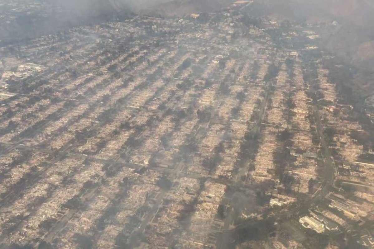 Incêndios em Los Angeles avançam apesar de ventos mais amenos; número de mortos sobe para 11