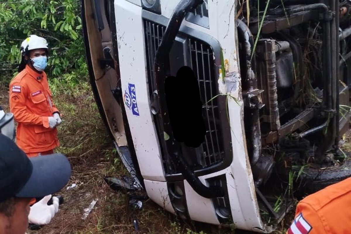 Micro-ônibus despenca de ribanceira e deixa mais de 20 pessoas feridas na BR-110, em Catu