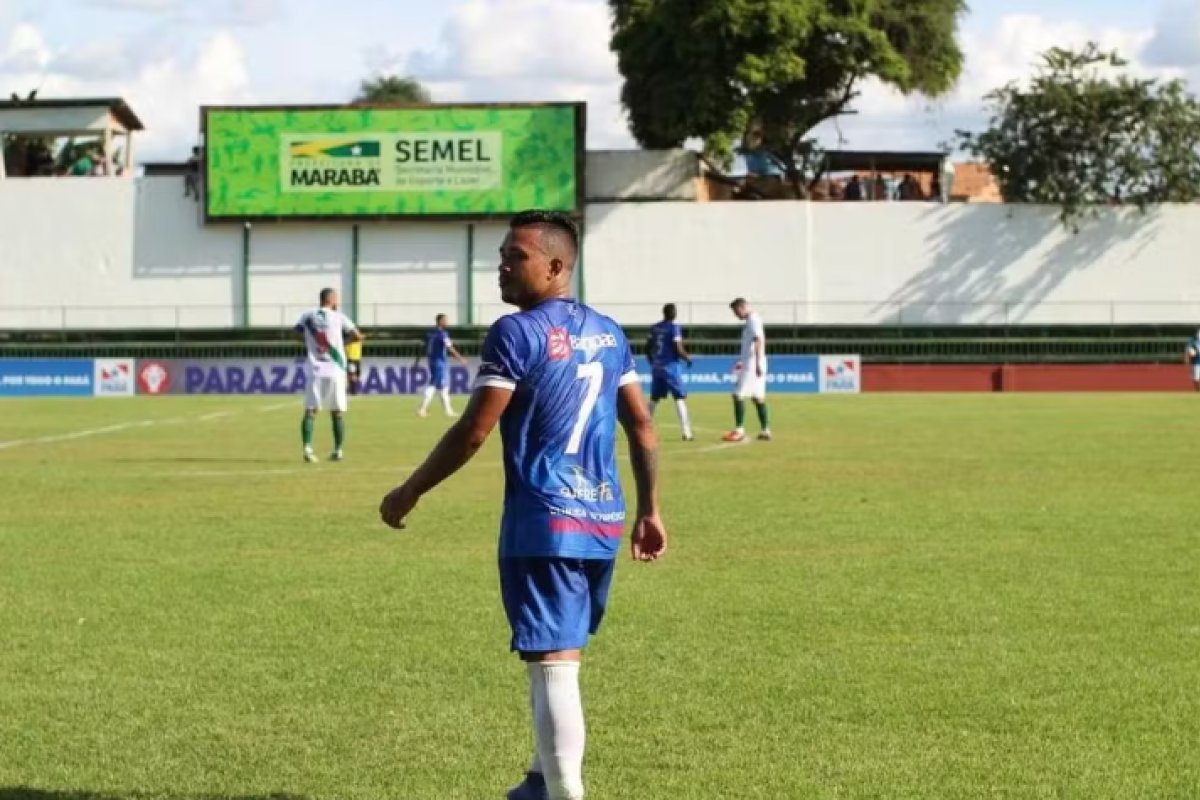 Jogador de futebol é preso por roubo e corrupção de menores, ao assaltar mulher com comparsa adolescente