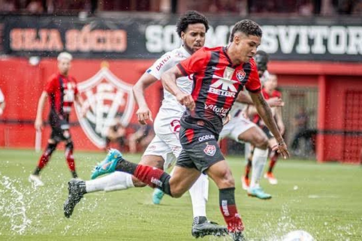 Com gramado prejudicado pela chuva, Vitória estreia no Baianão com empate contra o Barcelona de Ilhéus