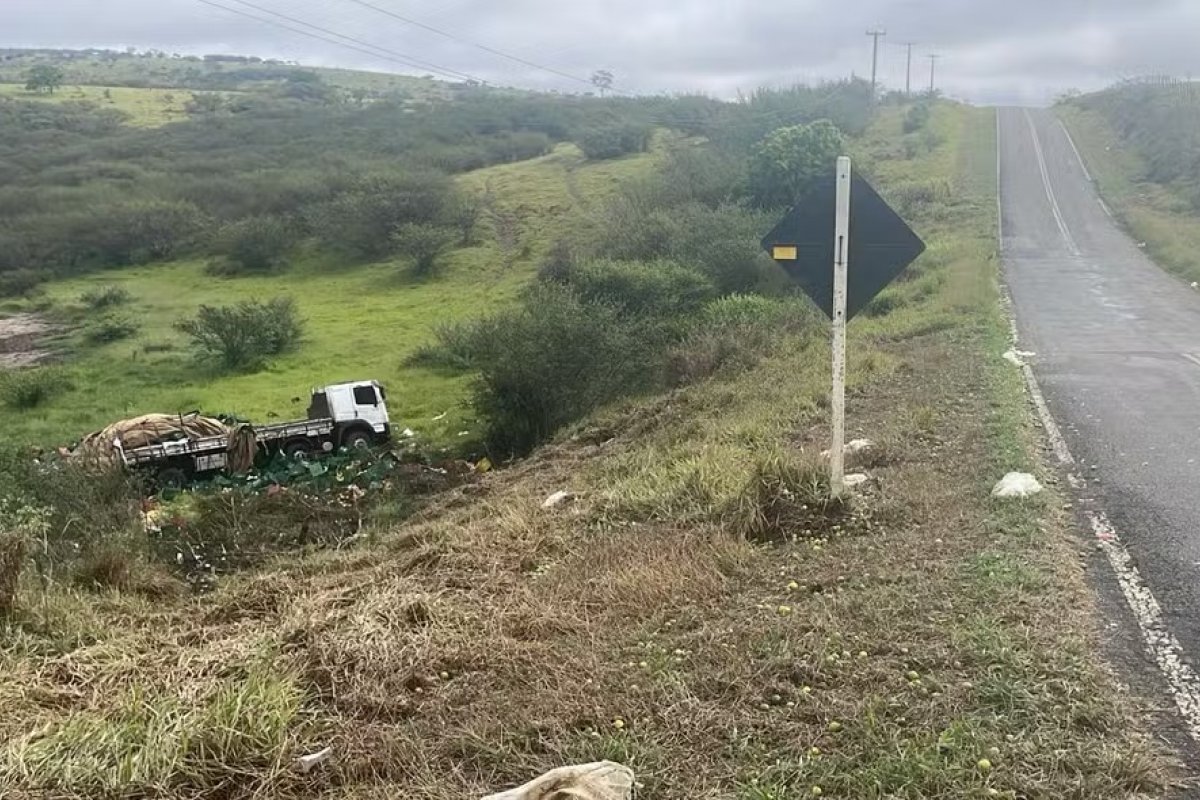 Motorista morre após caminhão cair em ribanceira na Bahia; corpo da vítima foi arremessado