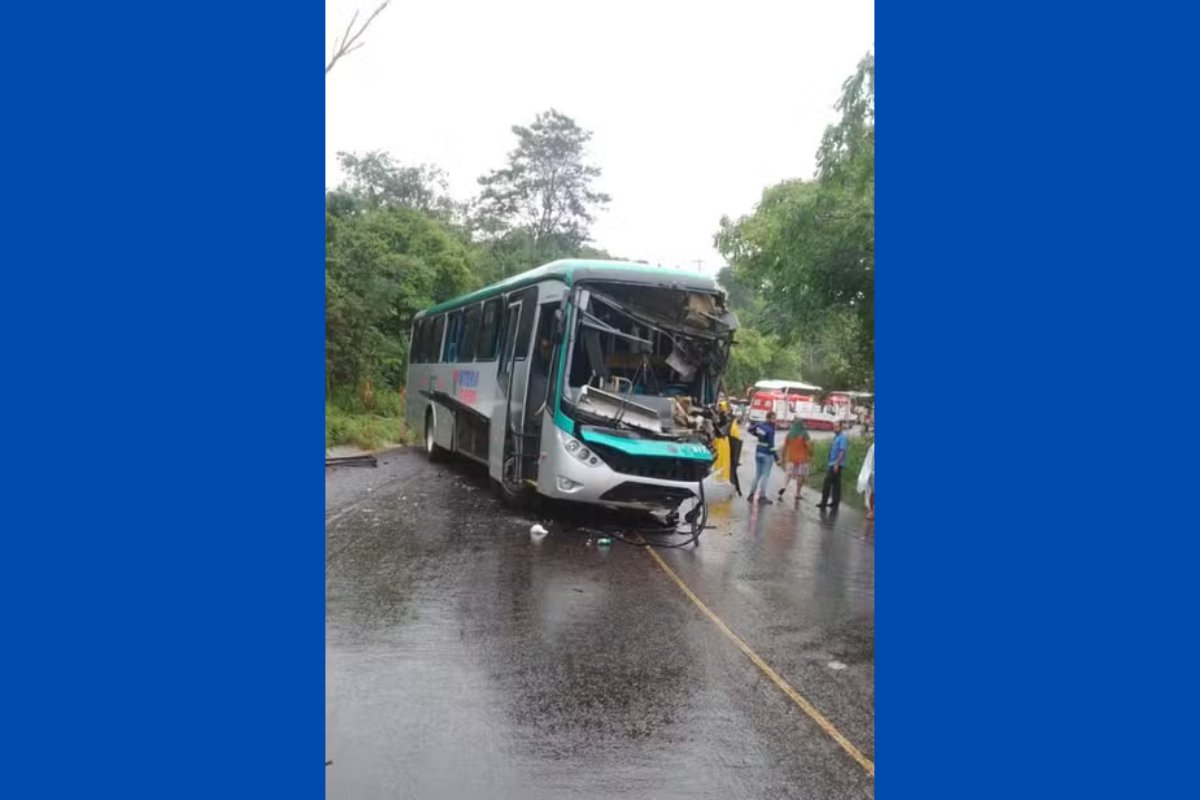 Ônibus que transportava evangélicos para congresso colide com carreta e deixa feridos em rodovia na Bahia