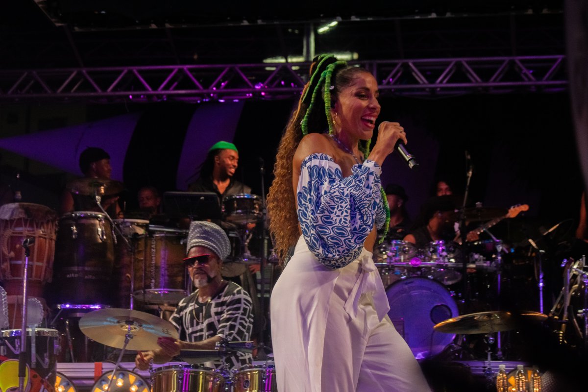 Marcia Castro marca presença no show Axé 40 de Carlinhos Brown e agita o público com clássicos!