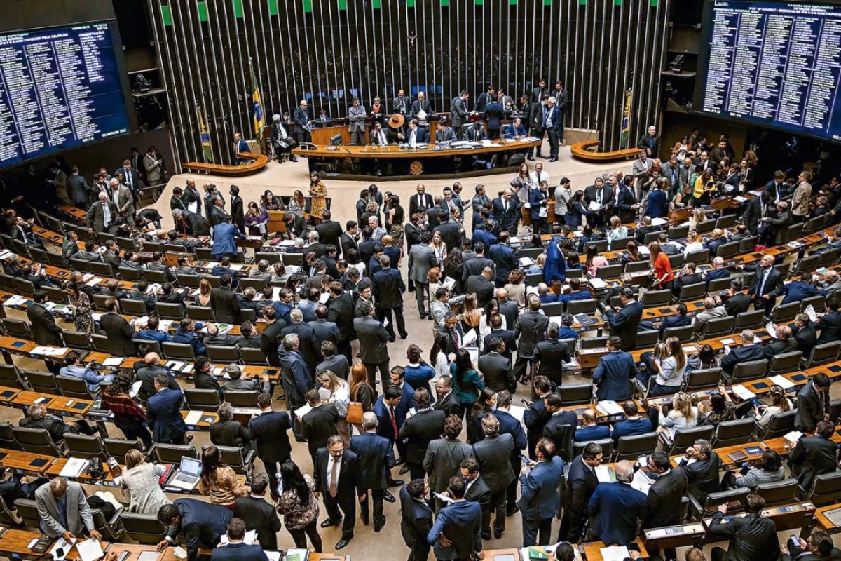 Câmara dos deputados aprova que verba pública seja usada para pagar despacho de bagagem e internet em voos