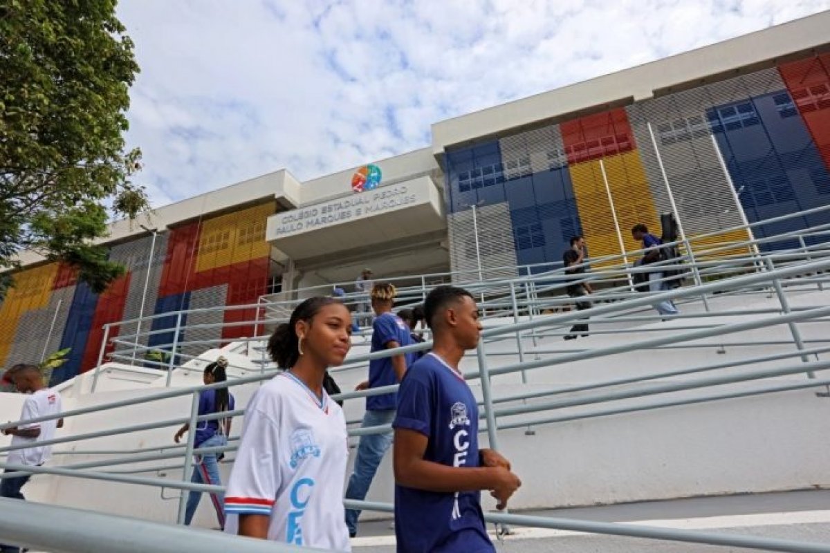 Escolas públicas estaduais implementarão limitações de celulares, segundo Secretaria de Educação da Bahia