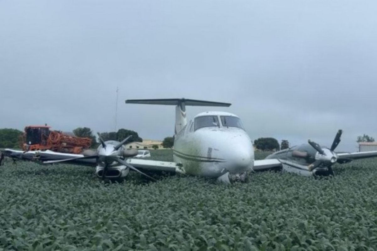 Avião de gigante do agro colide ao aterrissar
