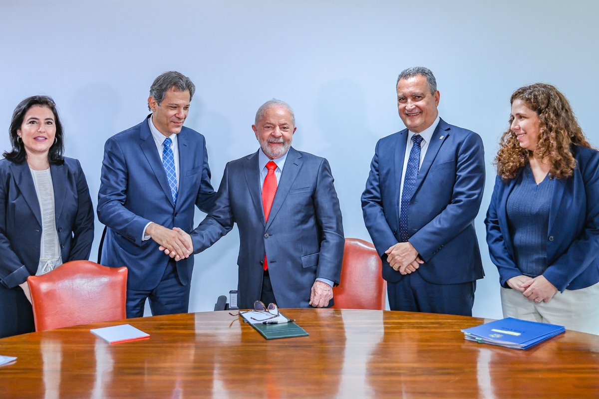 Lula deve aprovar, com vetos, projeto da dívida dos estados nesta terça (14)