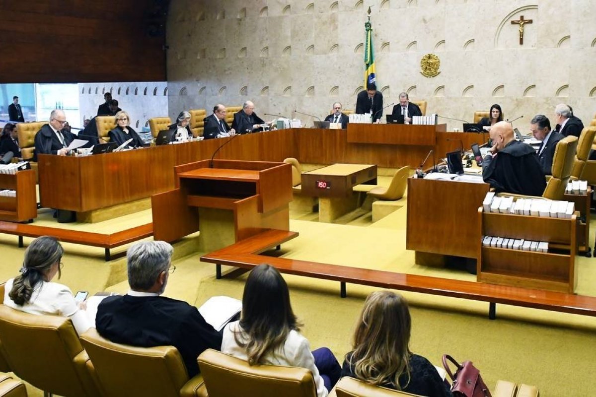 Réus podem fazer concurso público, decide STF