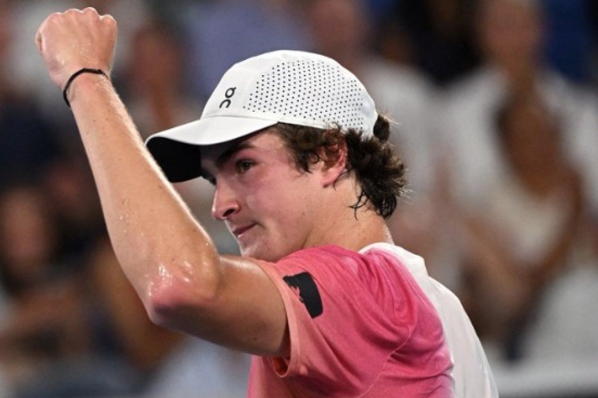 Australian Open: João Fonseca vence Andrey Rublev, número nove do mundo