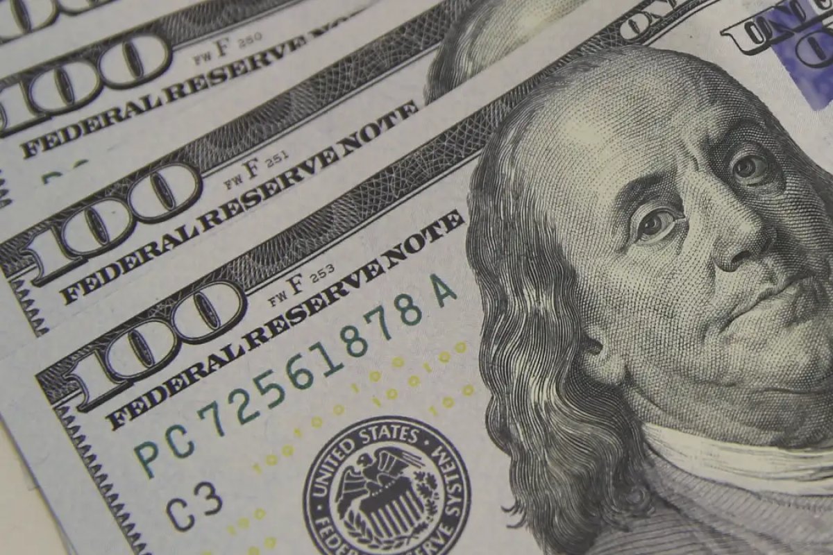 Dólar cai 0,85%, a R$ 6,04, com dados de inflação nos EUA e posse de Trump em foco; Bolsa sobe