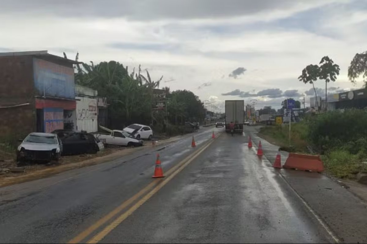 Vídeo: Cratera abre na BR-101; trecho é interditado após fortes chuvas em SAJ