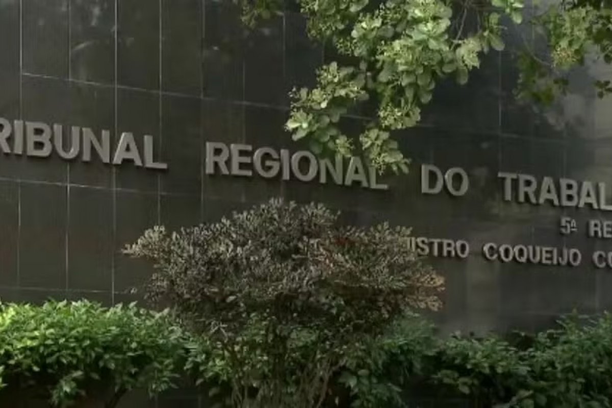 Rede de fast-food é condenada a indenizar ex-funcionário após ameaças e ofensas homofóbicas na Bahia