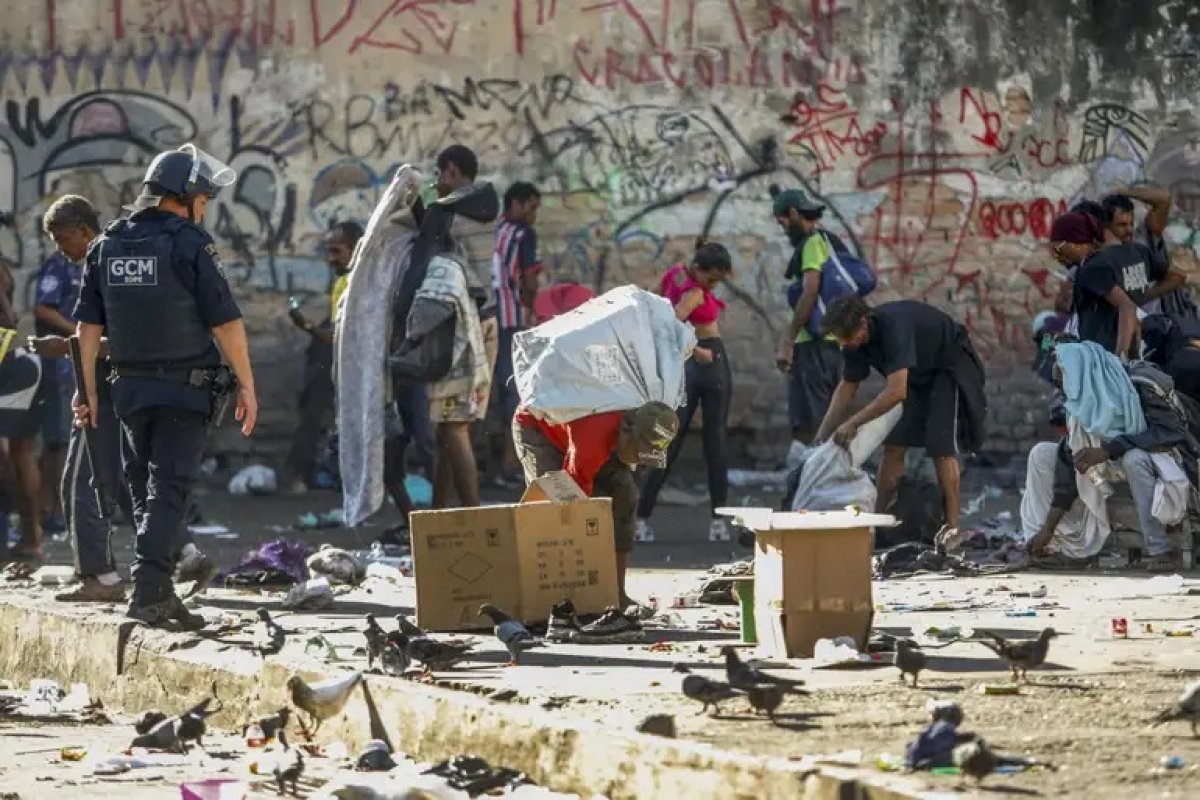 Prefeitura de SP constrói muro ao redor da Cracolândia e ativistas comparam medida a campo de concentração