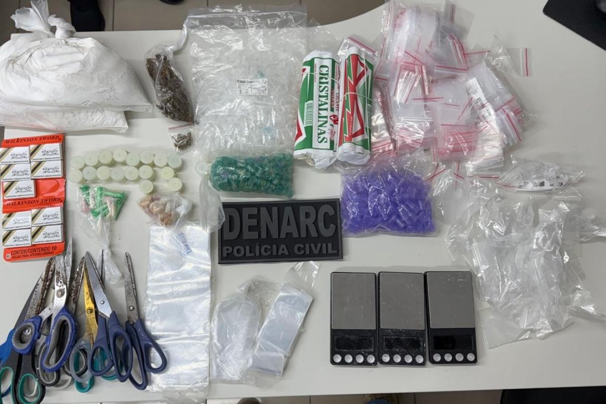Polícia Civil desativa laboratório de drogas em bairro de Salvador; operação também apreendeu celulares em presídio